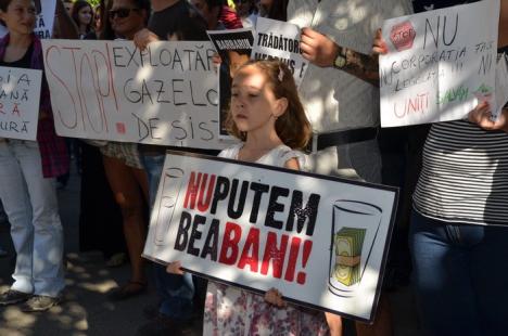 "Ieşiţi din casă dacă vă pasă!". Protestele împotriva exploatărilor de la Roşia Montană continuă şi luni, cu... muzică